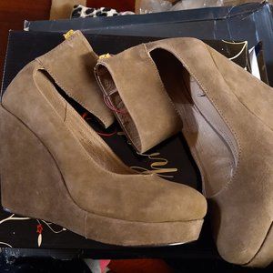New Envy taupe Women's Holster wedges size 8 Real suede.